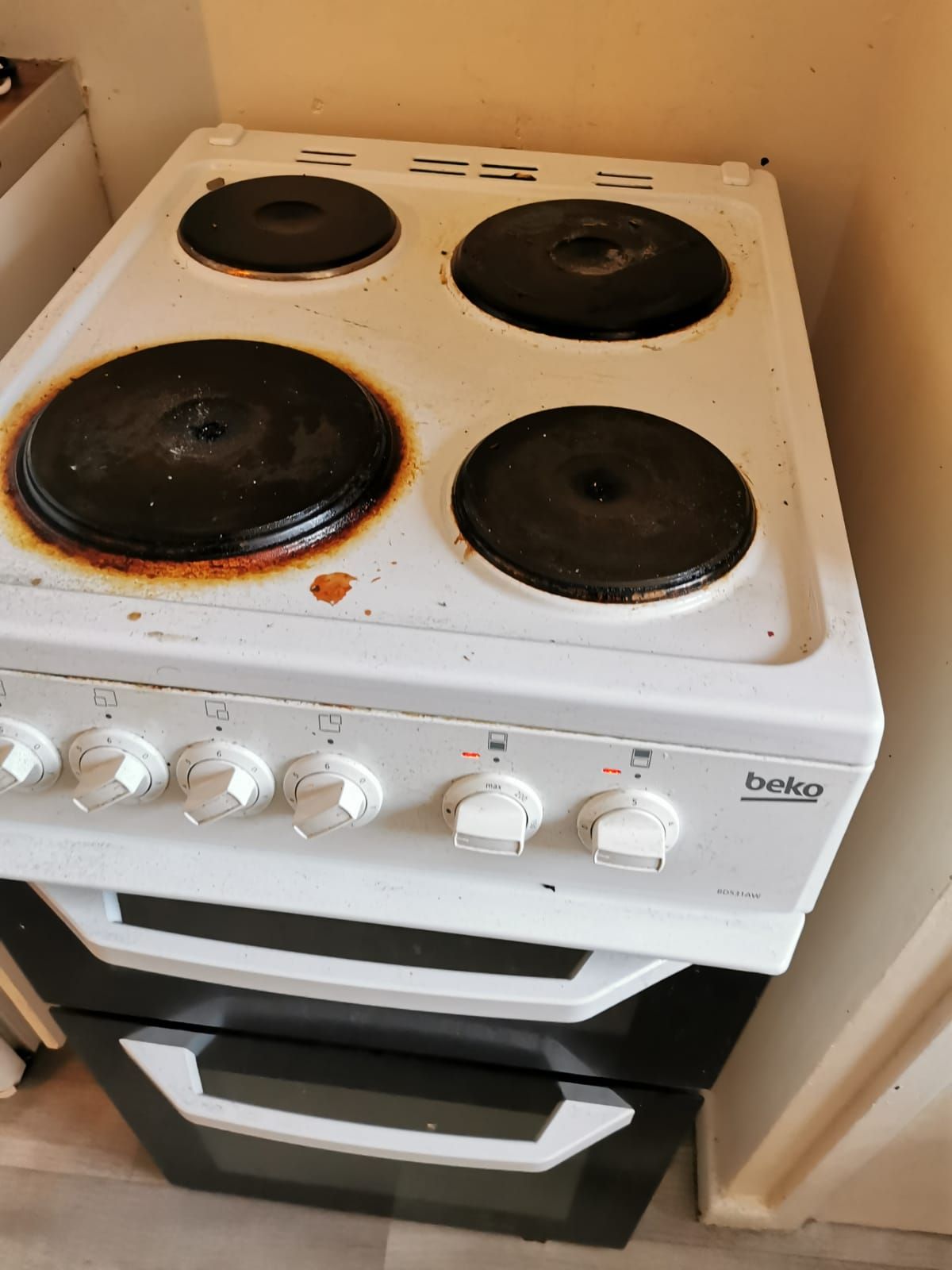 Cooker hob before professional cleaning